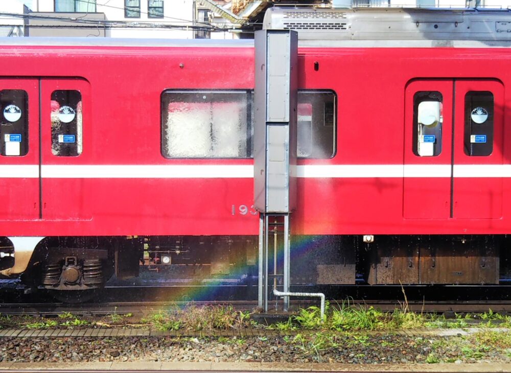 京急線の車両洗車中に現れた虹